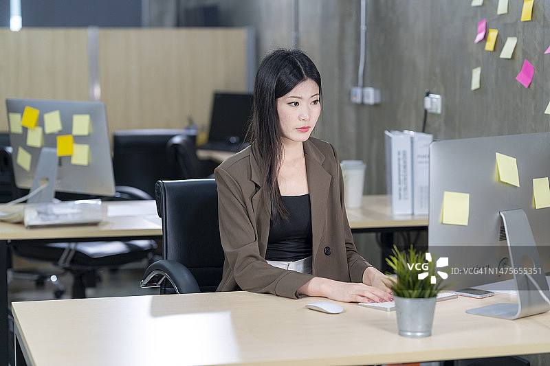 在办公室工作的年轻女职员图片素材