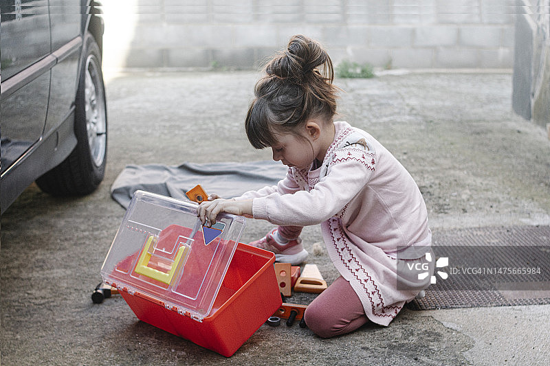 可爱的女孩玩玩具工具图片素材