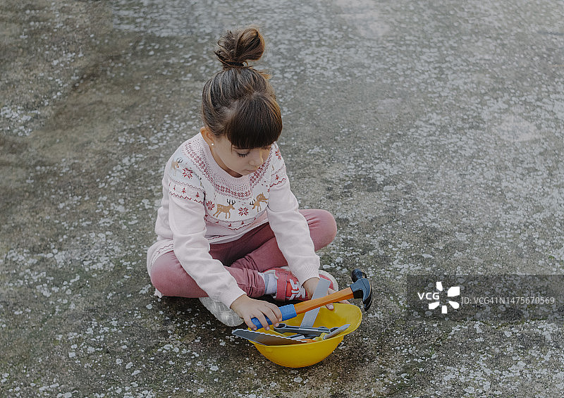 玩工具的漂亮女孩图片素材