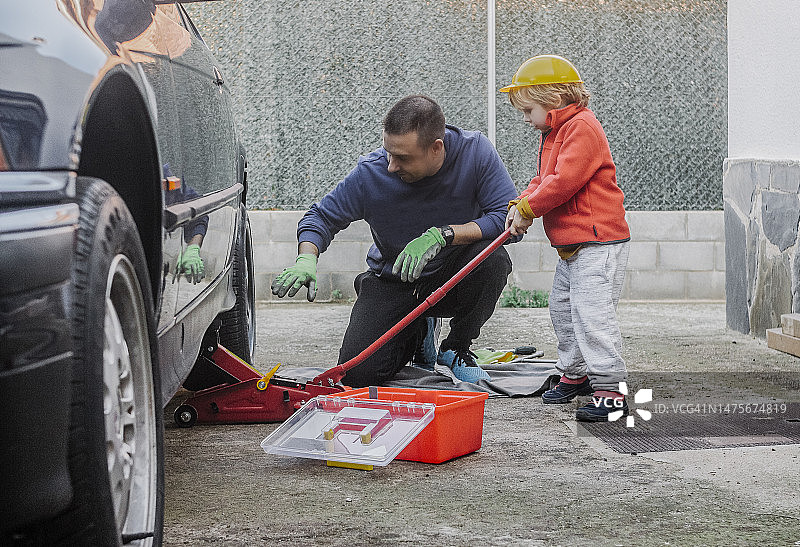 父子一起工作图片素材