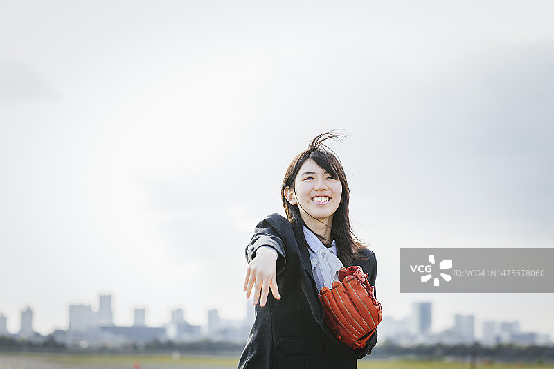 打棒球的日本高中女生图片素材
