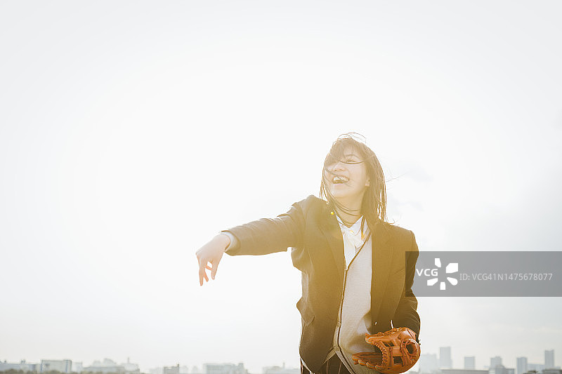 打棒球的日本高中女生图片素材