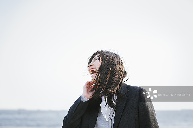 海滩上的日本高中女孩肖像图片素材