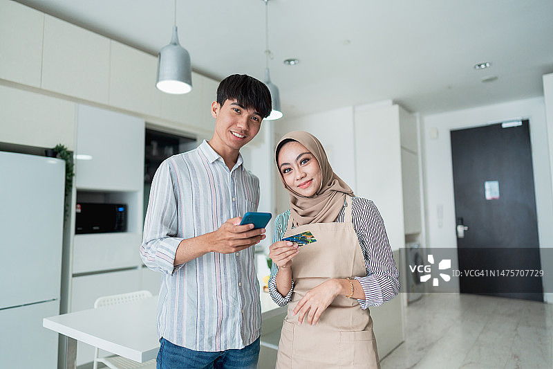 使用信用卡进行居家购物图片素材