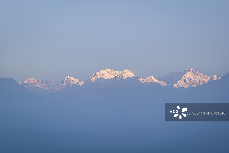 清晨阳光下的干城章嘉峰，拍摄于印度锡金邦的佩林图片素材