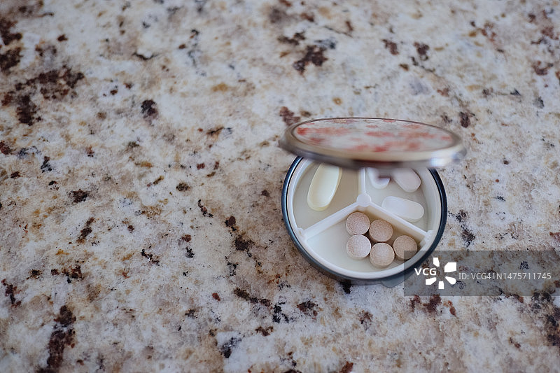 厨房台面上装有药物/补品的药盒图片素材