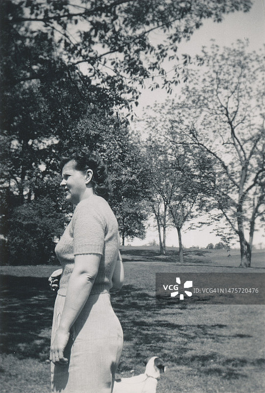 复古女性抓拍肖像：公园遛狗，1930年代至1940年代老照片图片素材