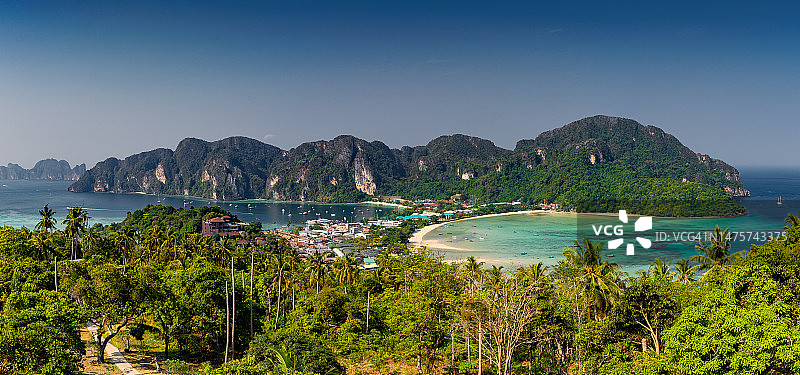 从泰国甲米省皮皮岛观景点俯瞰皮皮岛的景色，可以俯瞰群山。皮皮岛市两侧环海，绿山环绕，停泊着许多船只。图片素材