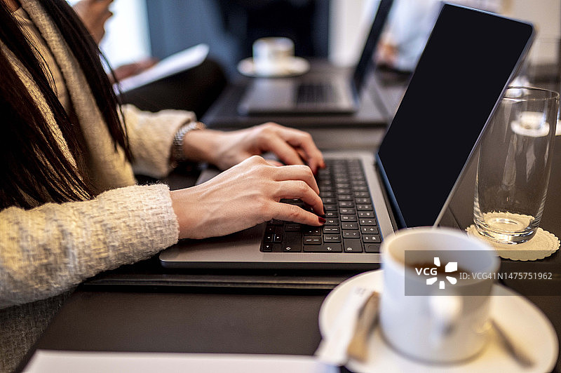 女商人正在笔记本电脑上打字图片素材