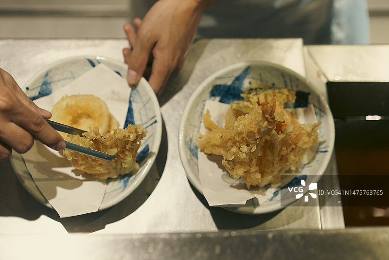 厨师准备炸虾天妇罗，特写镜头图片素材