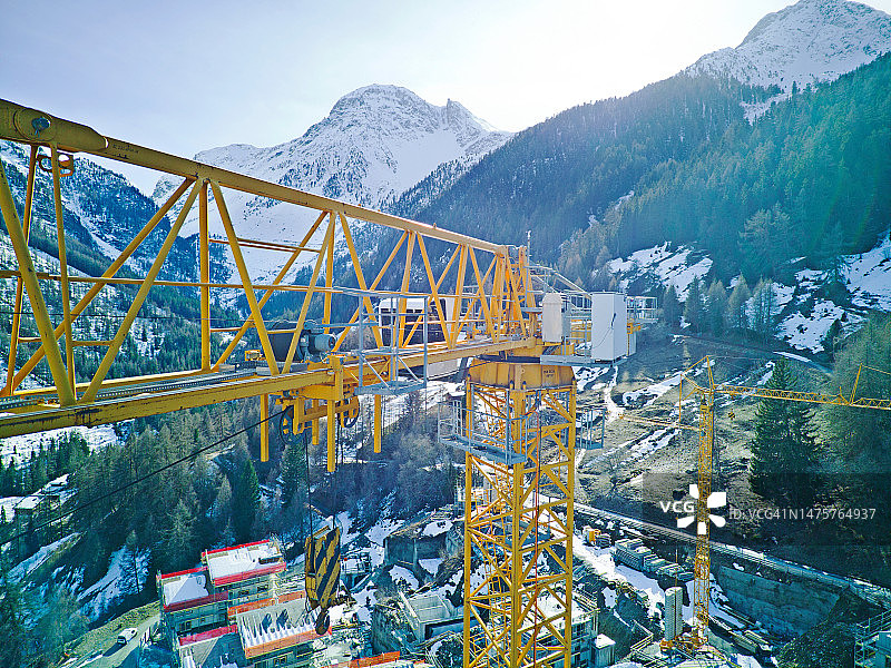 阿尔卑斯山的起重机和建筑工地图片素材