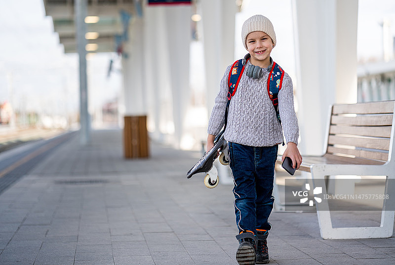 火车站里行走的小男孩图片素材