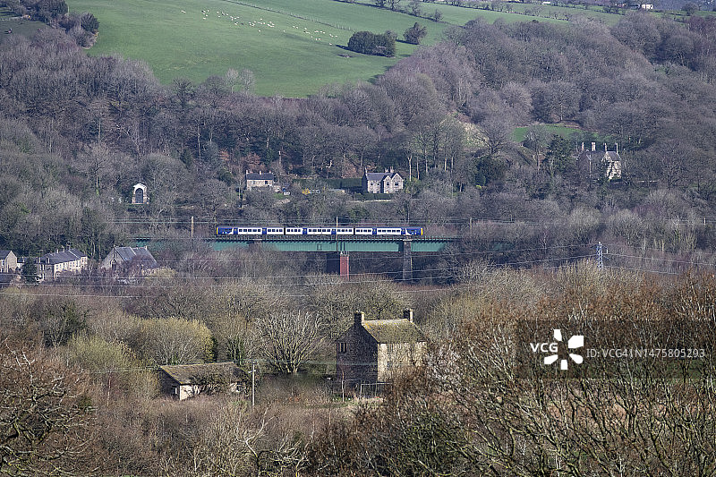 行驶在英格兰北部丘陵高架桥上的火车图片素材