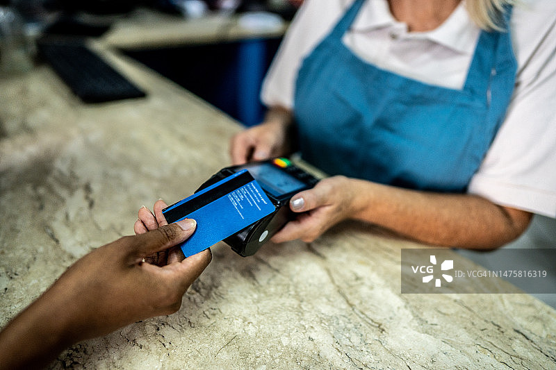 女人在商店用信用卡支付图片素材