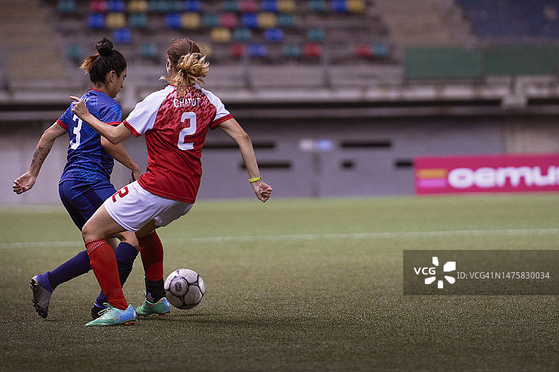 两名职业足球运动员争夺球权图片素材