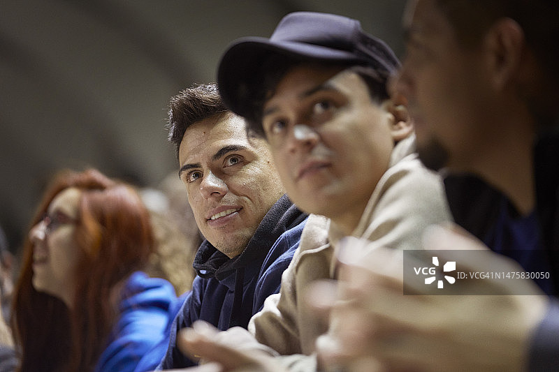 两名体育迷观看体育赛事图片素材