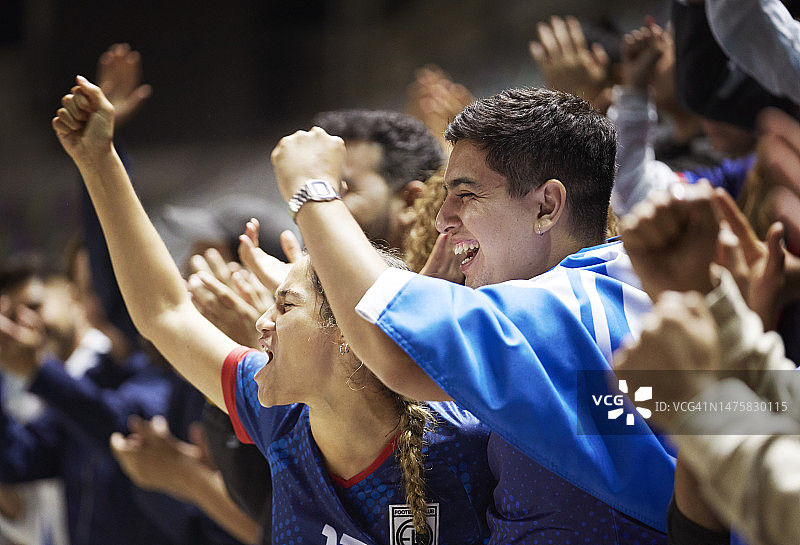 两个伙伴在空中挥拳庆祝胜利图片素材