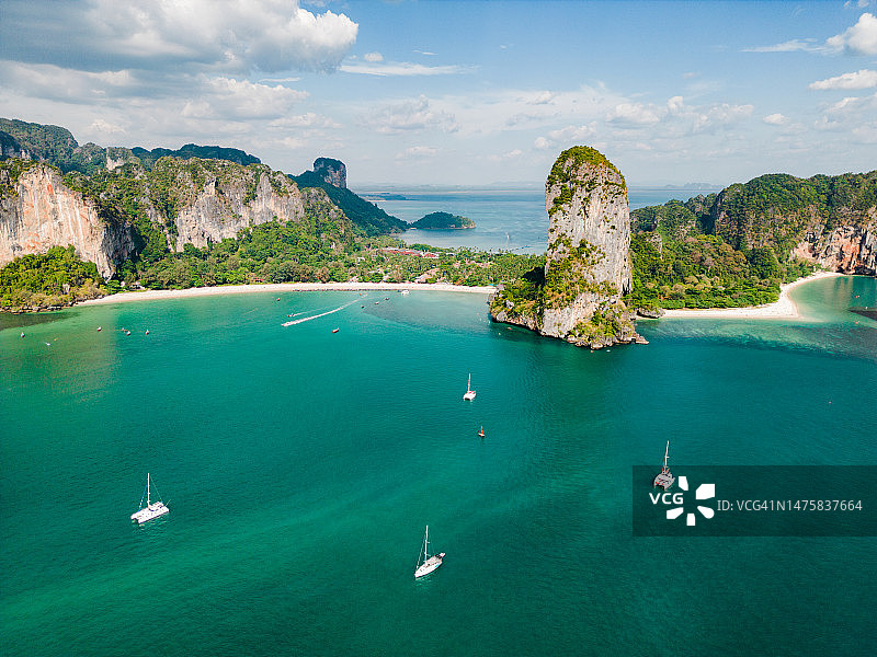 俯瞰：泰国莱利海滩附近的游艇图片素材