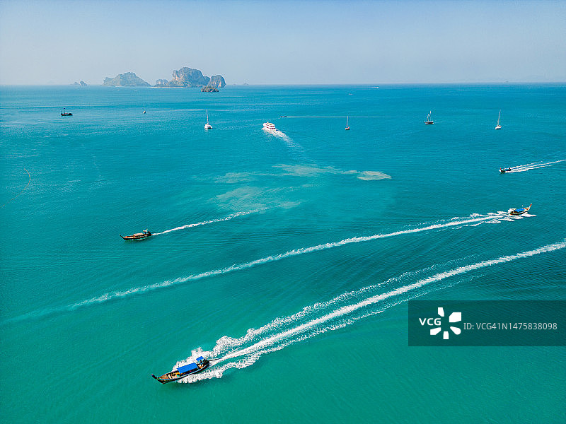 安达曼海岛屿附近的快艇航拍视角图片素材