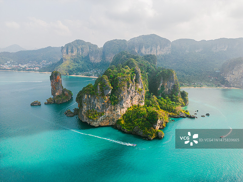 安达曼海岛屿附近的快艇航拍视角图片素材