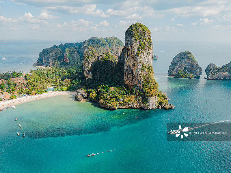 安达曼海岛屿附近的快艇航拍视角图片素材