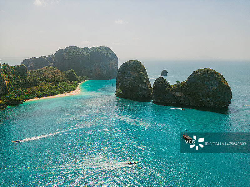 安达曼海岛屿附近的快艇航拍视角图片素材
