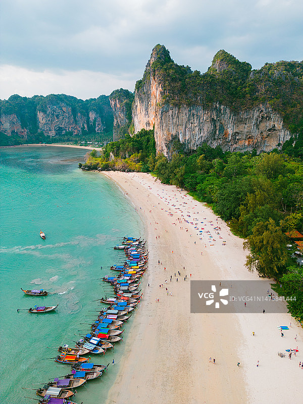 泰国甲米府莱利海滩长尾船航拍图片素材