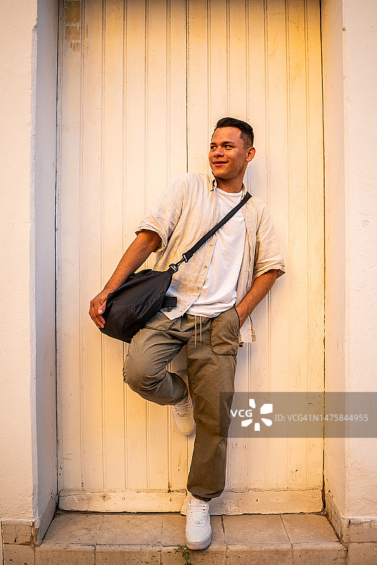 户外眺望远方的年轻男人图片素材