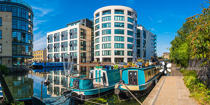 伦敦水边公寓楼俯瞰运河船只城市景观图片素材