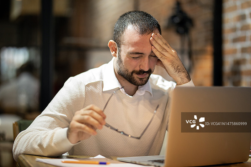 头痛、偏头痛、使用眼镜、眼部疾病、疲惫的商人图片素材