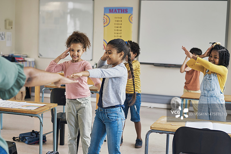 课堂上老师和孩子们跳舞进行集体学习活动图片素材