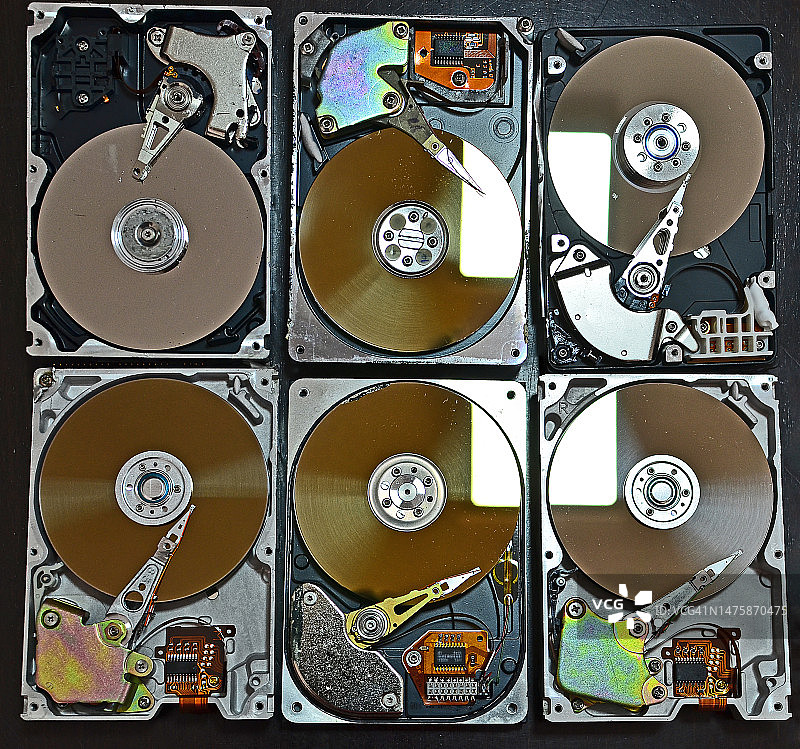 桌子上拆卸的旧硬盘图片素材