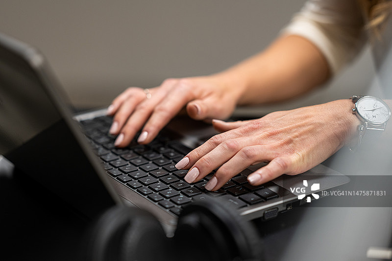 女人在笔记本电脑键盘上打字图片素材
