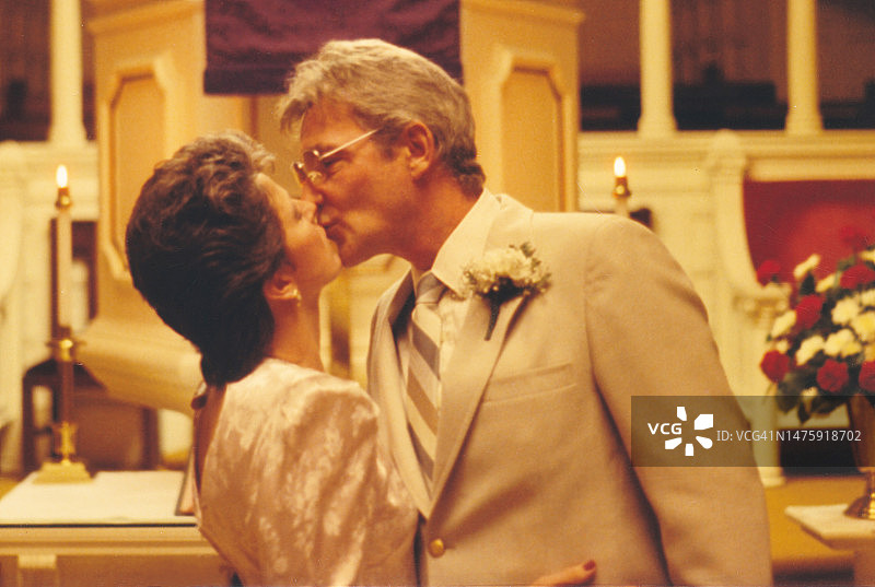 1980年代复古婚礼，新娘和新郎亲吻，相爱的情侣图片素材