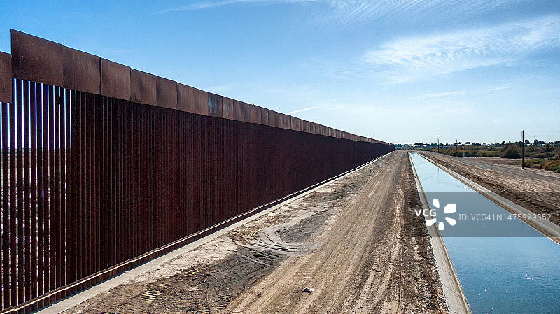 尤马、亚利桑那州与墨西哥下加利福尼亚州界墙航拍图片素材