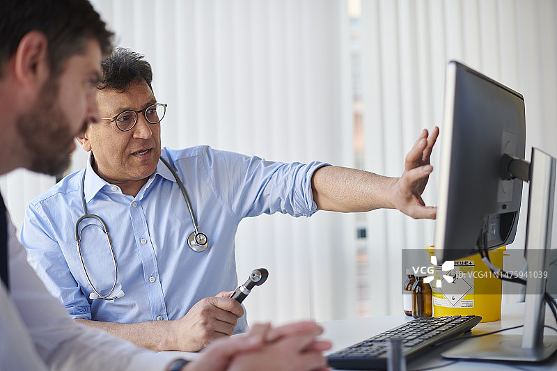 使用电脑描述病人预后的医生图片素材