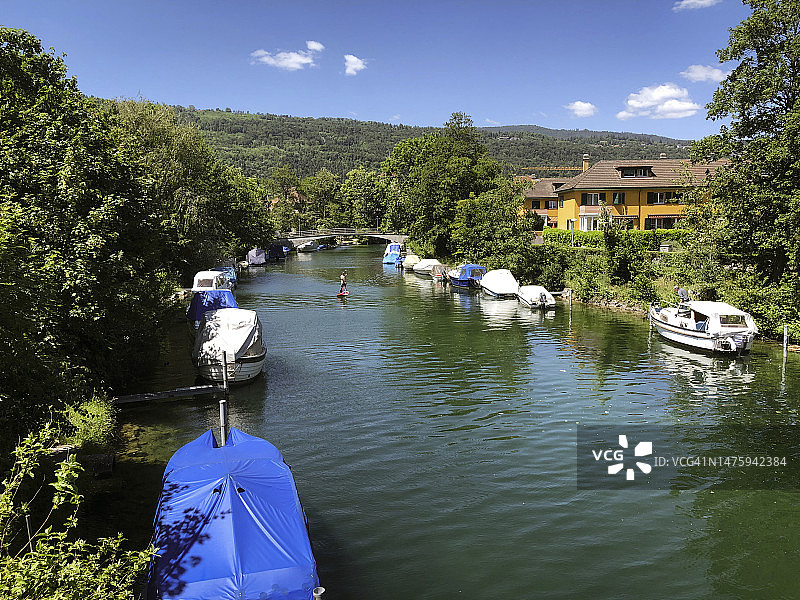 在瑞士尼道的运河上划皮划艇图片素材
