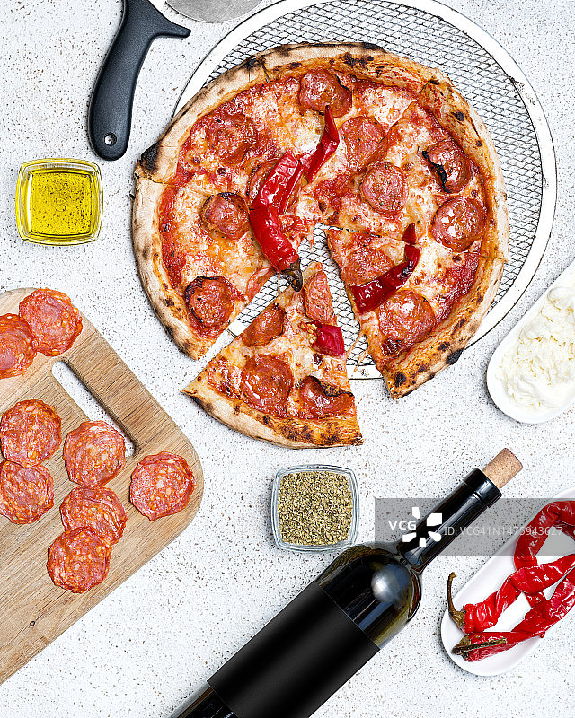 披萨配意大利辣香肠红辣椒烘焙托盘葡萄酒香肠香料橄榄油美食图片素材