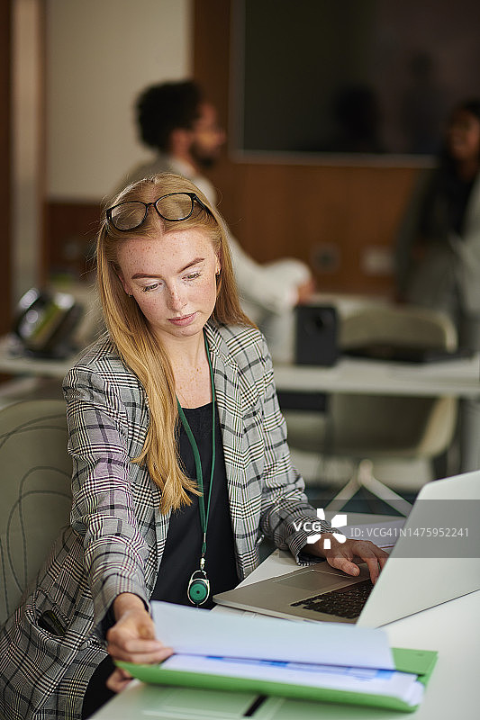 工作的年轻办公室毕业生图片素材