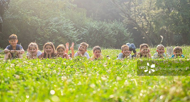 一群孩子在草地上。图片素材