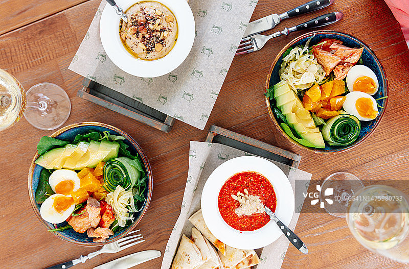 健康午餐：牛油果和鲑鱼沙拉碗、鹰嘴豆泥和红辣椒酱图片素材