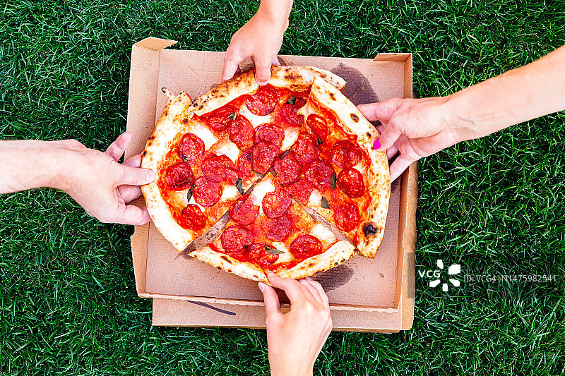 一家四口分享披萨（俯视角度）图片素材