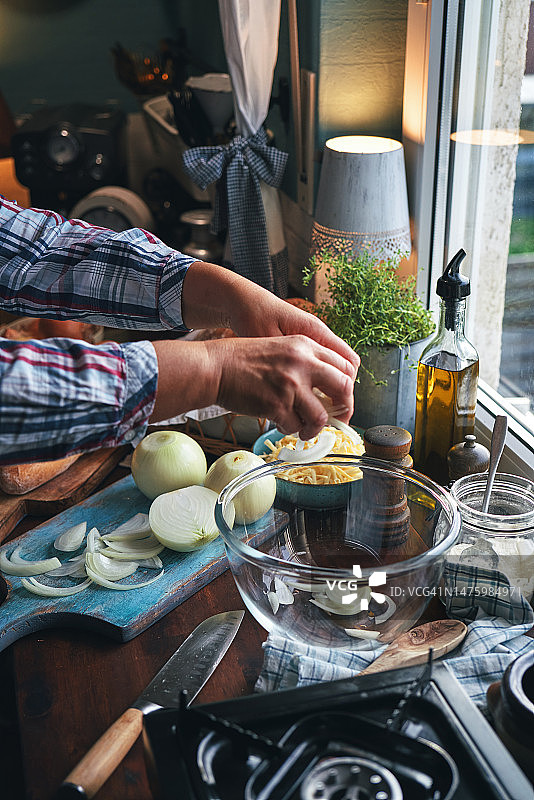 准备法式洋葱面包碗图片素材