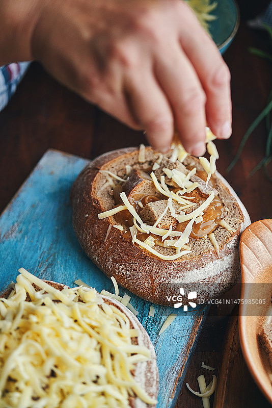 准备法式洋葱面包碗图片素材