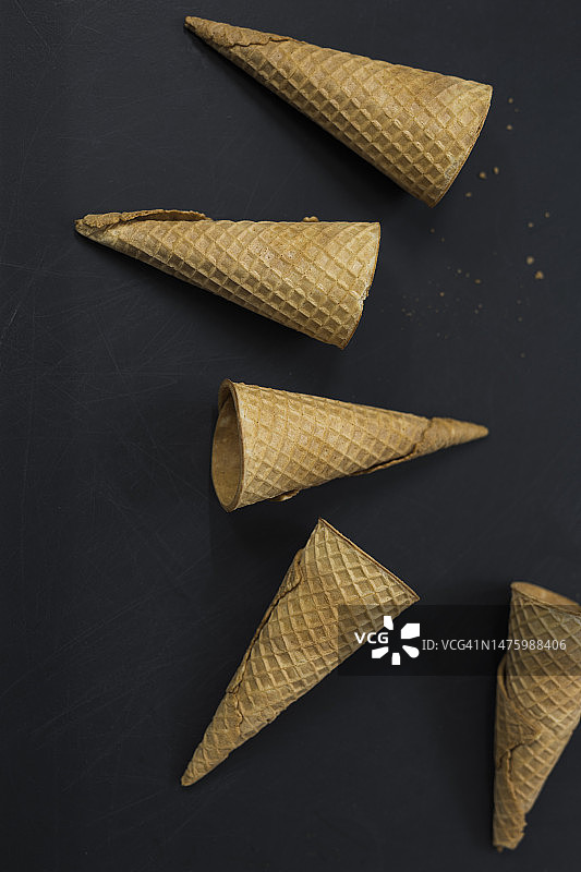 黑色背景上的冰淇淋甜筒图片素材