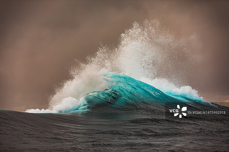 金色光芒下暴风雨的清晨海洋波浪图片素材
