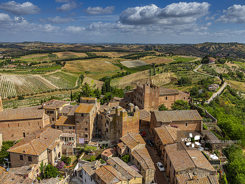 托斯卡纳切尔塔尔多历史中心无人机视角图片素材