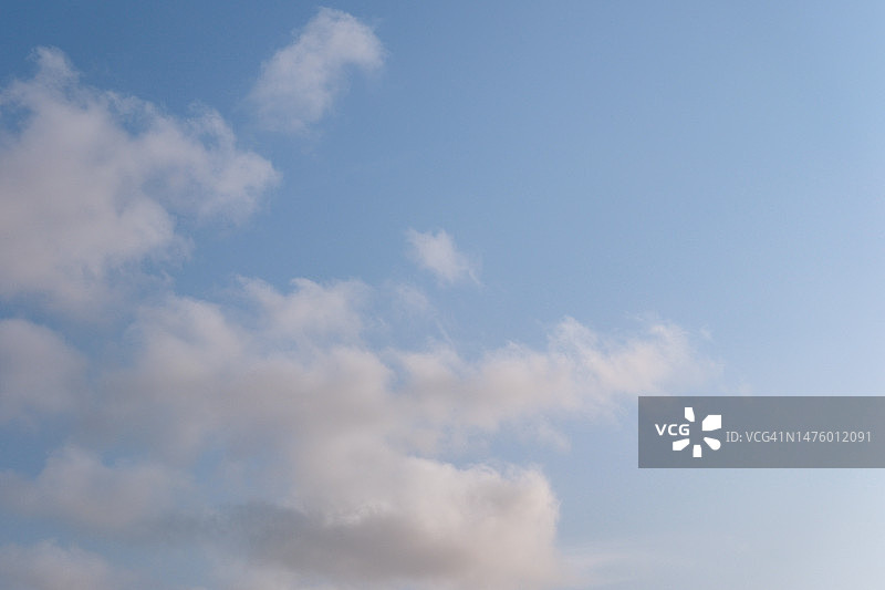 白云映衬着蓝天图片素材