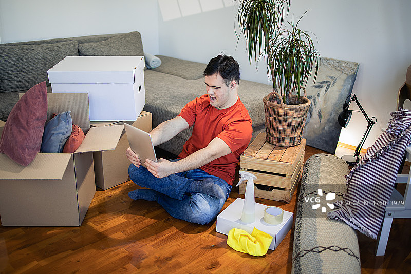 快乐的年轻人用平板电脑上网图片素材