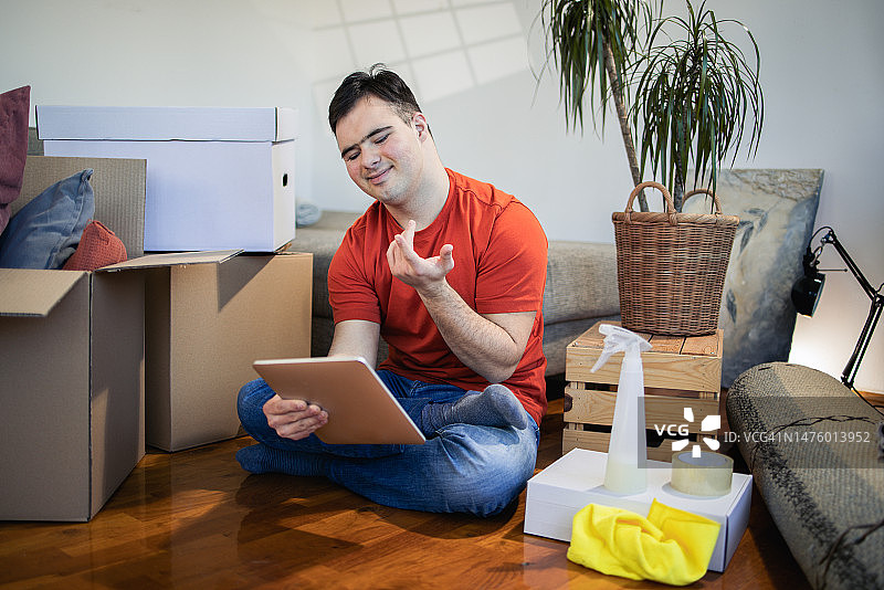 年轻人居家使用平板电脑人像图片素材